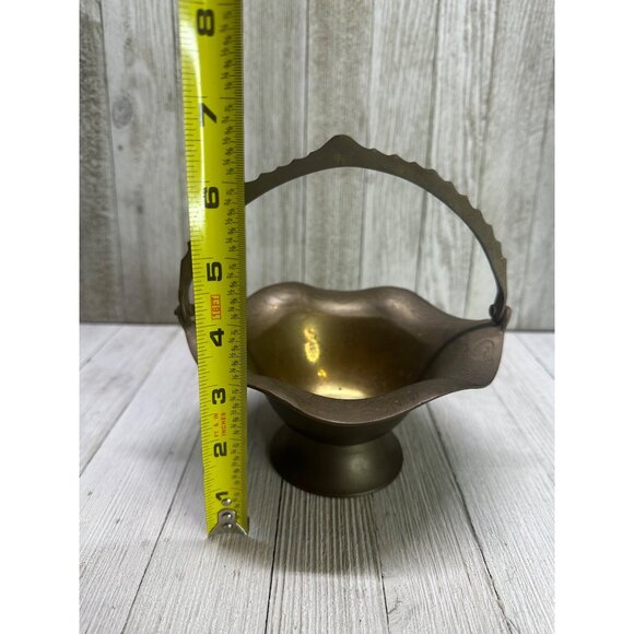 Vintage Solid Brass Basket with Handle Ruffled Scalloped Edge - Made in India - Picture 6 of 8